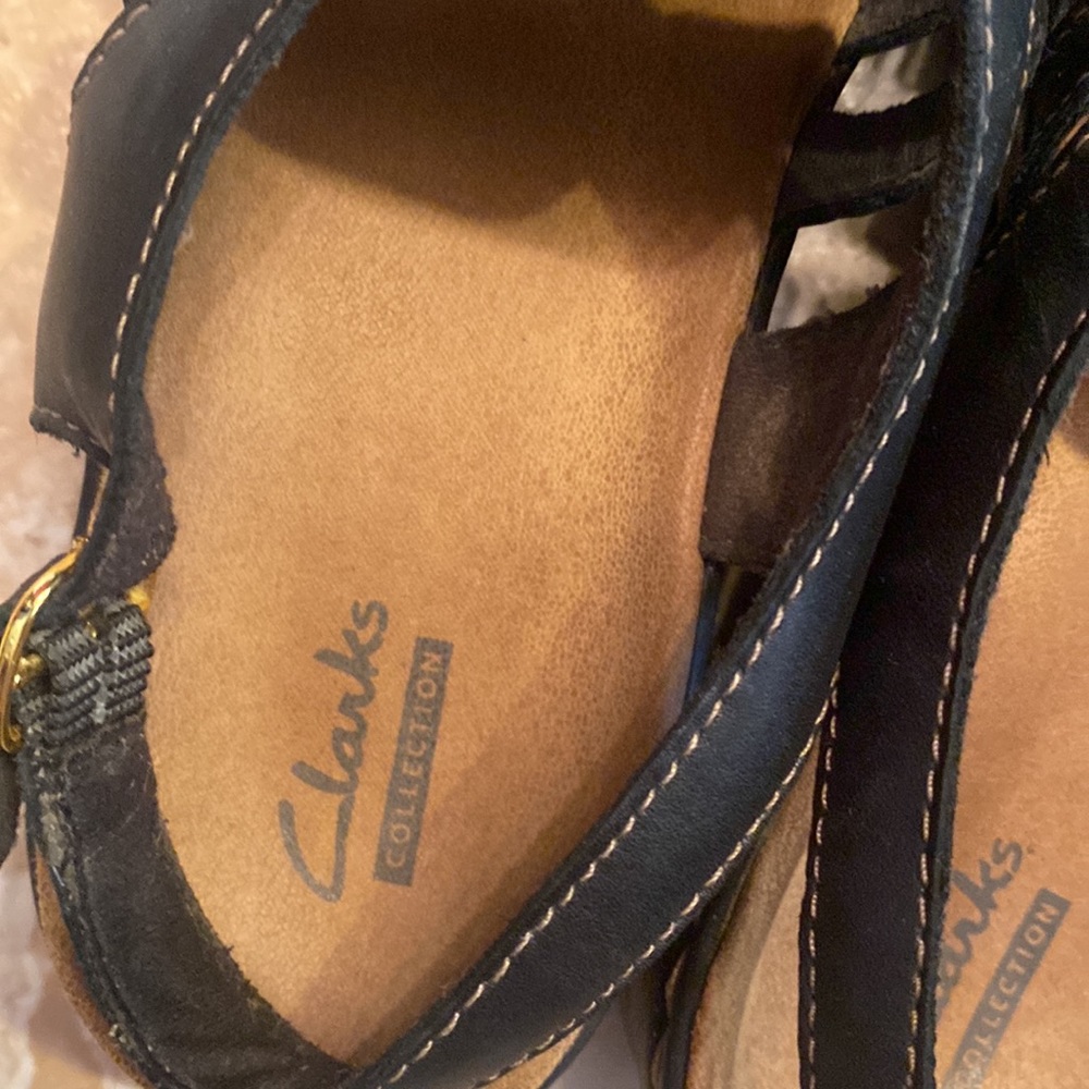 Women’s black size 8.5 Clarks sandals - Picture 2 of 4